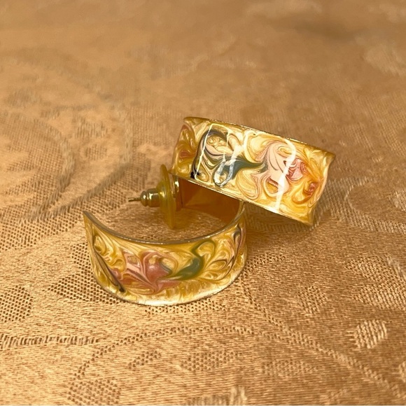 Vintage Painted Enamel Gold Hoop Earrings Post Back Retro Scroll Swirl Design - Picture 8 of 10